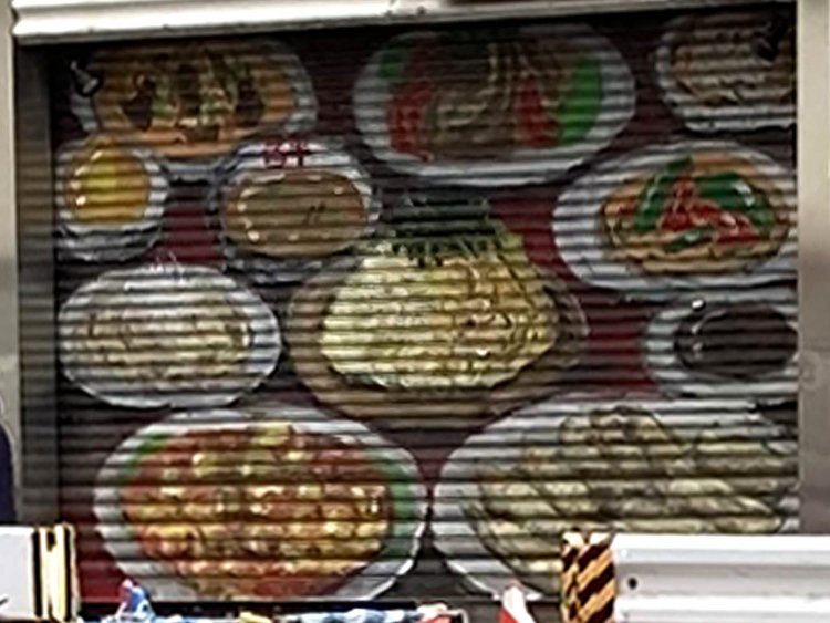 中華料理のごちそうたくさん感が溢れたシャッター。