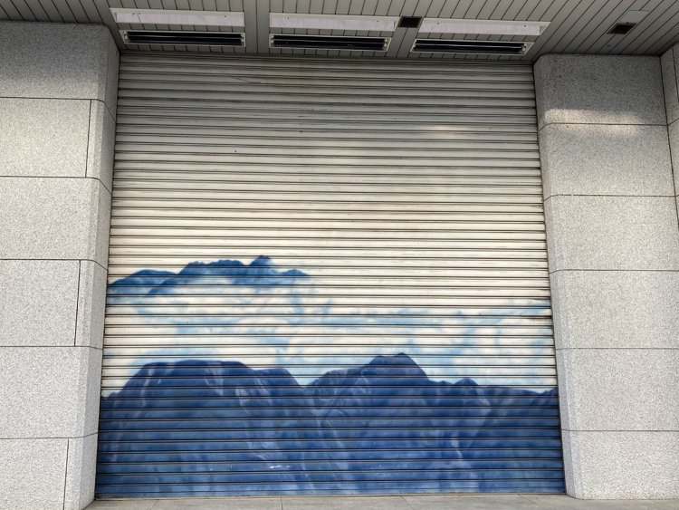 甲府の山梨中央銀行側面に描かれた大作。甲府商工会議所による設置という説明板があった。