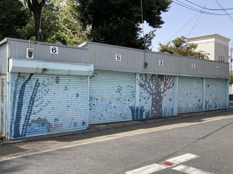 このようなシャッターアートが道沿いに続いていく。