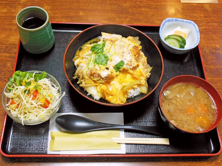 かつ丼定食1320円。サービス定食はごはん、豚汁、お新香、ミニサラダ付き。