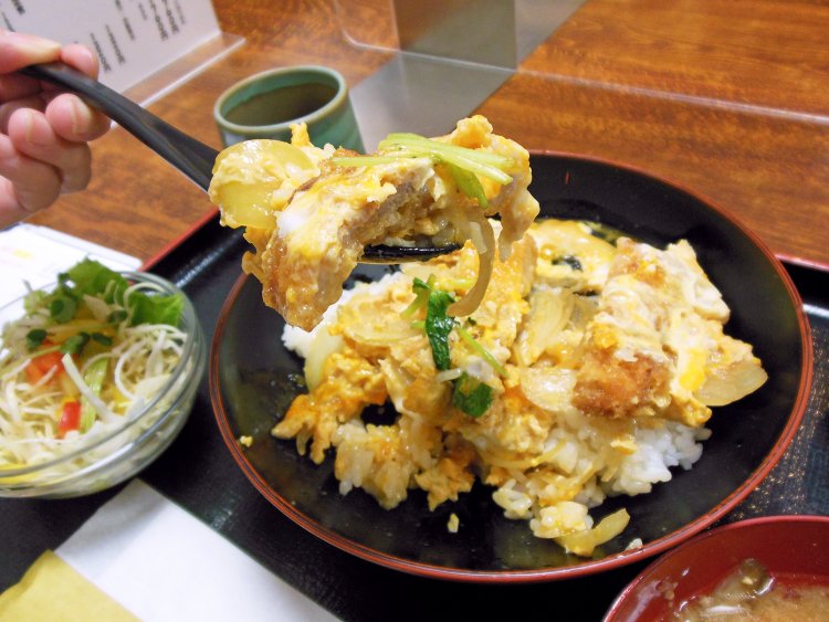 スプーンでとんかつとごはんを一緒にすくってほおばると、これまた旨い！
