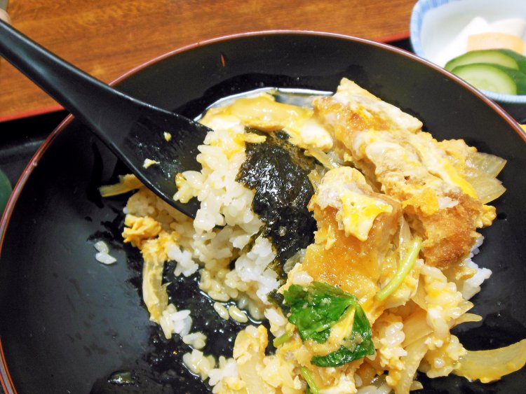 食べ進めるとのりが出現！　四切のりを1枚そのままのせるのがお店の伝統。甘めのかつ丼と相性抜群。