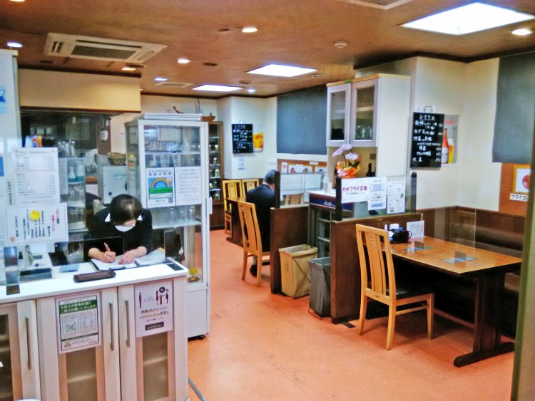 店内はテーブル席のほか、カウンター席もあり、目の前で職人がとんかつを揚げる様子を楽しめる。