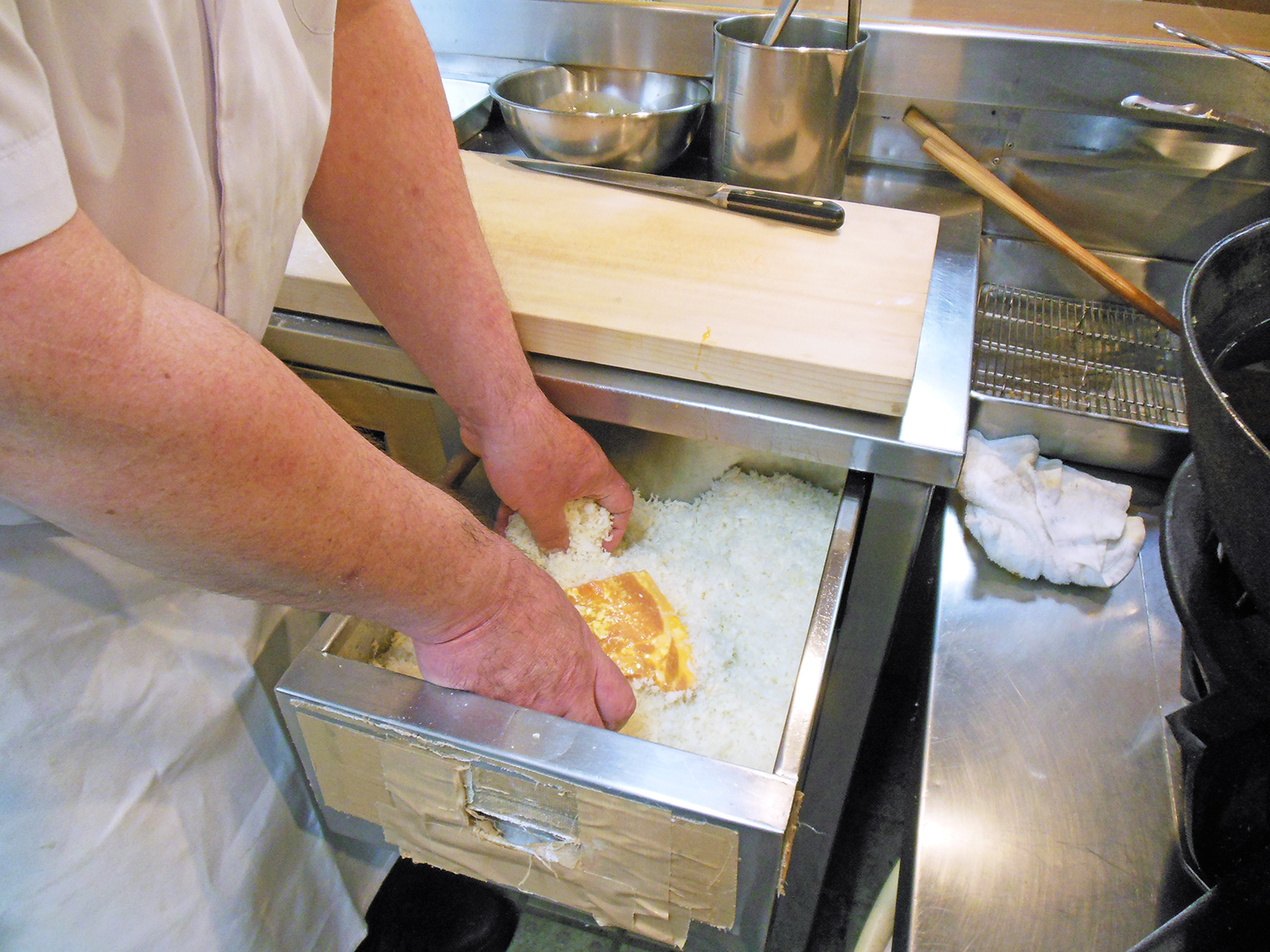 注文が入ってから1枚1枚、丁寧にパン粉をつける。