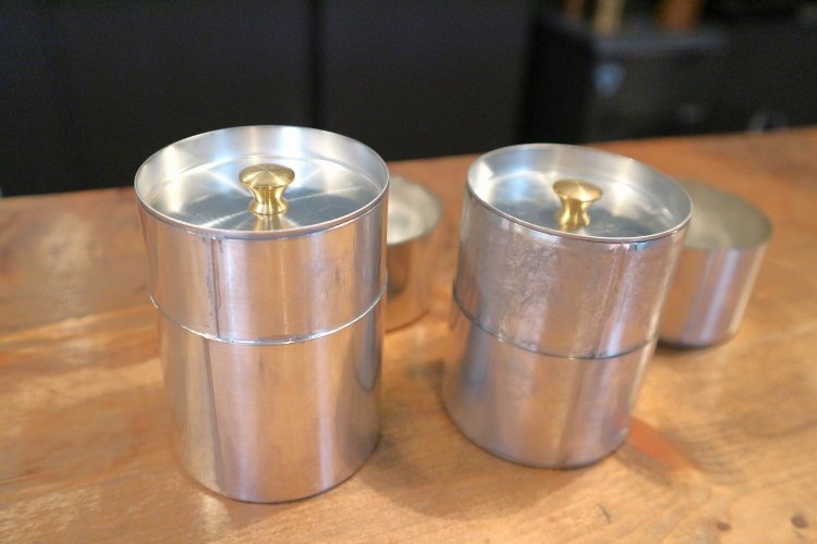 左が茶簡で右が二重構造の茶筒。見た目はほとんど変わらない。店ではティーバッグとセット7700円の販売もしている。