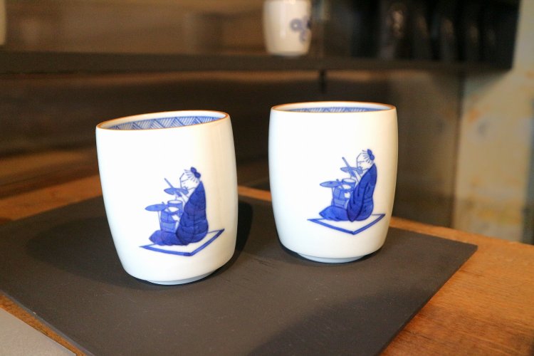 ユニークな絵柄が楽しめる人気シリーズの笛吹 湯呑、各6600円。写真は笛吹がドラムを叩いたデザイン。