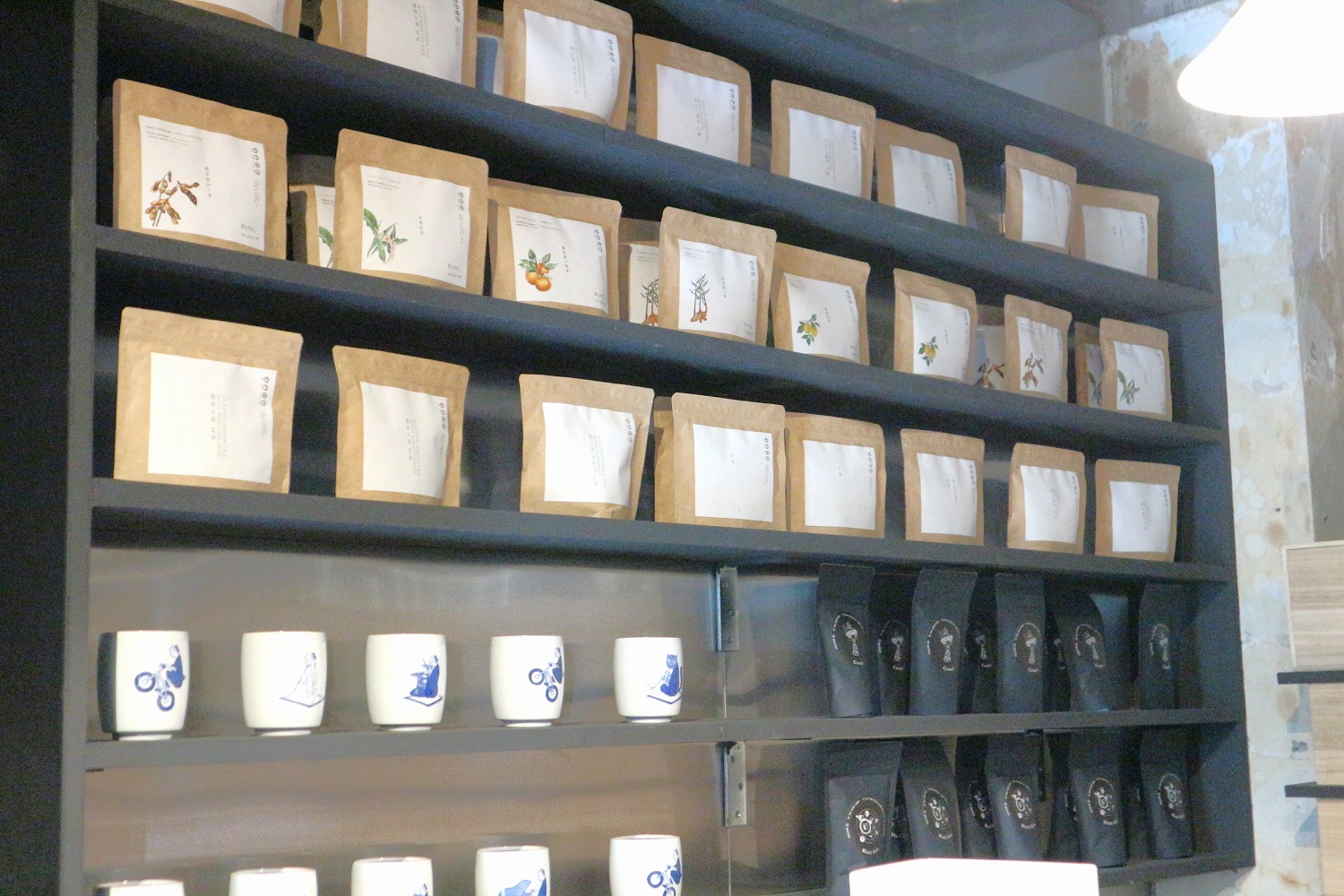 棚にはずらりとEN TEAの茶葉が並ぶ。30個入りは各3780円。
