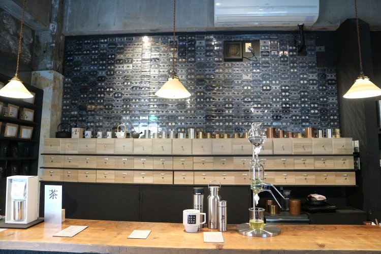 大量のカセットテープは、レトロ家電蒐集家として有名な松崎順一さんのコレクション。