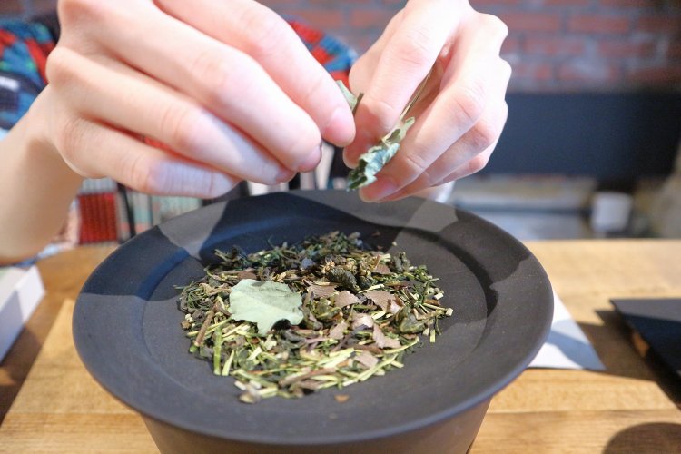 素材を手でほぐしながら入れていく工程も楽しい。素材は1種類につき1500円～。