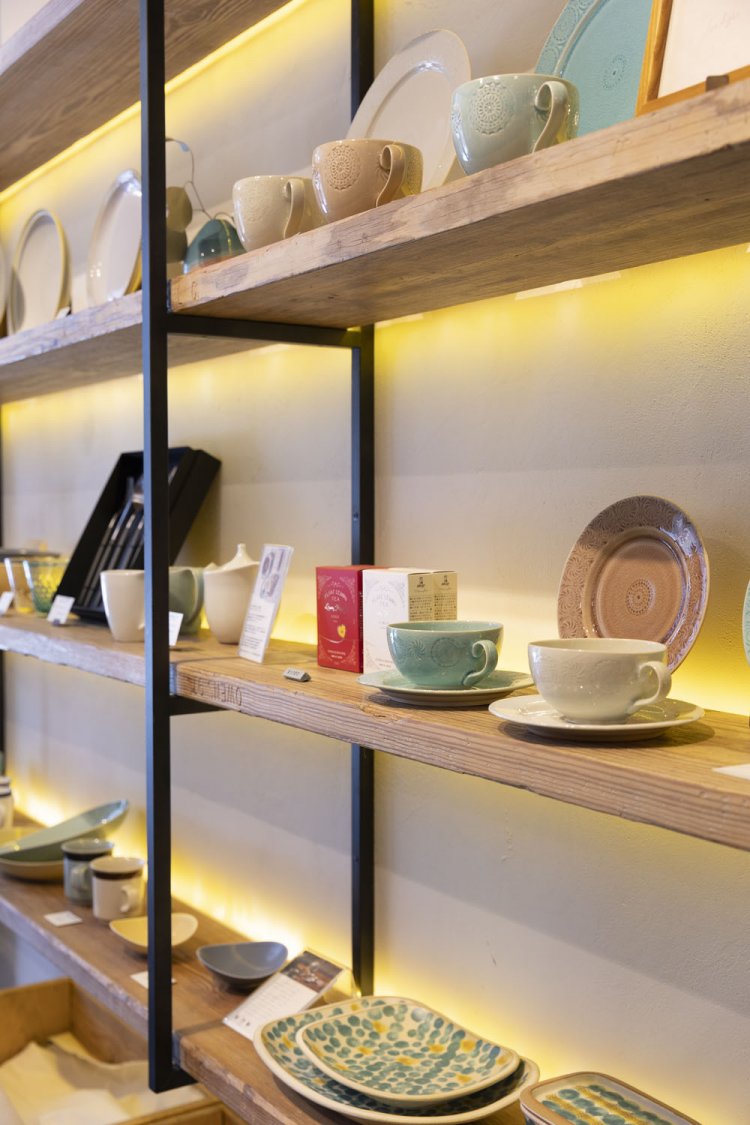 手前のカップやプレートは、日本の文様刻印技法「印花」を取り入れた「Stamp（スタンプ）」シリーズ。