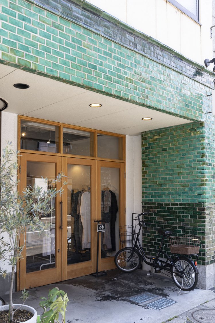 緑のタイルは自社工房で焼いたもの。「織部」という伝統色だ。