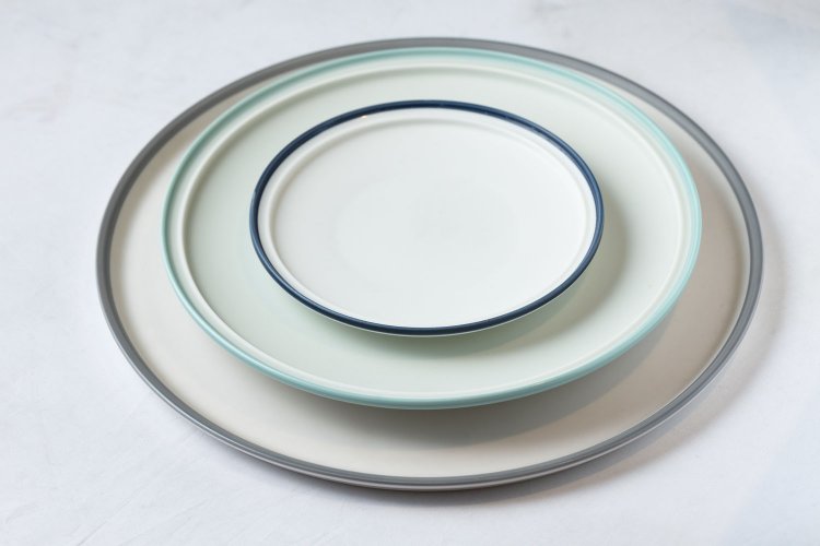 POTPURRI Frost プレート1650円～。マットな質感が不思議な印象。内側はよく見ると白ではなく薄いグレーやピンク。