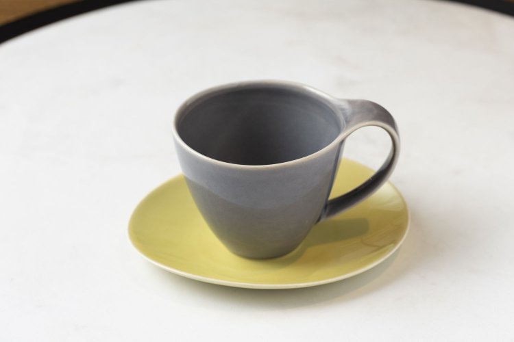 POTPURRI Våg コーヒーカップ1650円・プレート1100円～。カップとソーサーはあえて別の色で組み合わせても。カップの持ち手は大きく握りやすい。