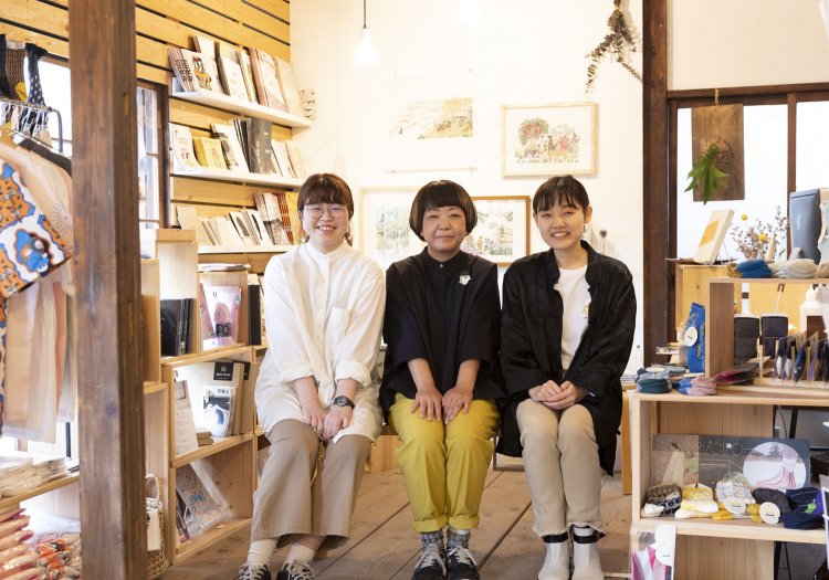 松木さんを中央に、左からスタッフの小林和佳さん、石渡陽奈さん。