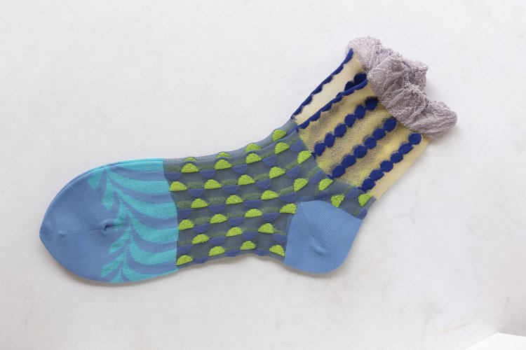 COQ textile 靴下 みずたまりの散歩道2640円。北海道のテキスタイルデザイナーによるシースルーの靴下は、サンダルと合わせても。