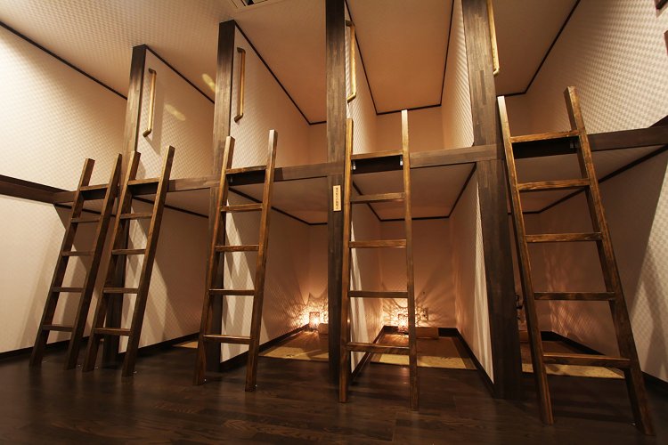 「寝ころび処 満天」は落ち着いた雰囲気の照明。