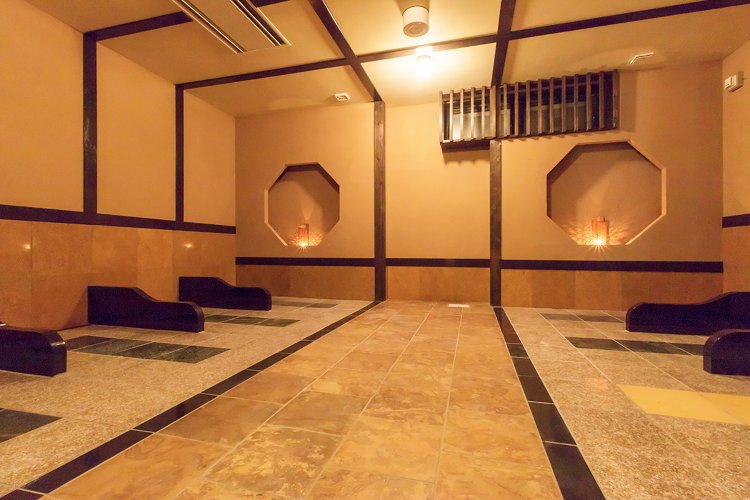 8種類の鉱石を使用した岩盤浴。入館料と別に25分300円が必要。