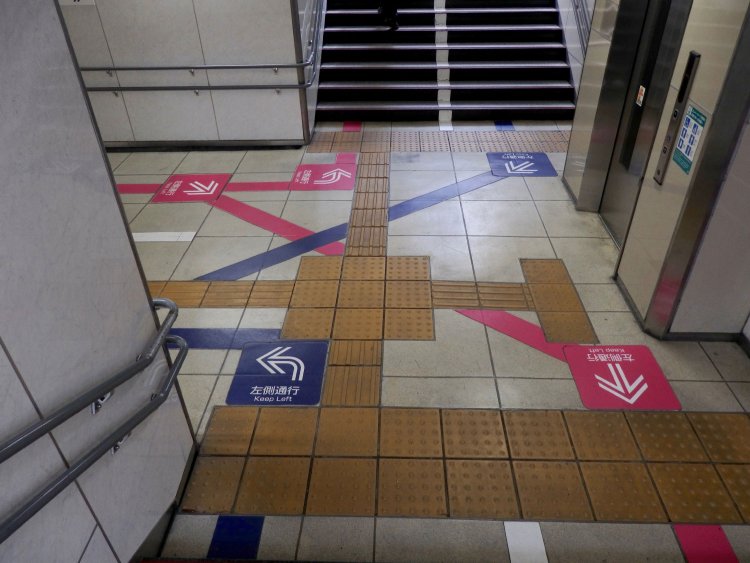 hacoさんが「京王矢印」と呼ぶ、京王線の独特なデザインの矢印。