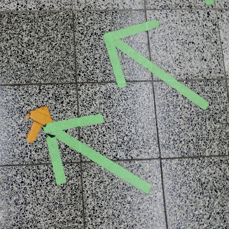 別の方向を向く大小の矢印たち。