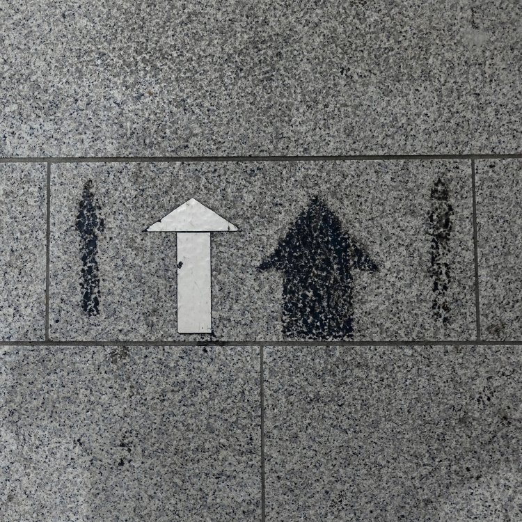 白くて新しい矢印の周りに並ぶ、黒い影のような矢印たち。