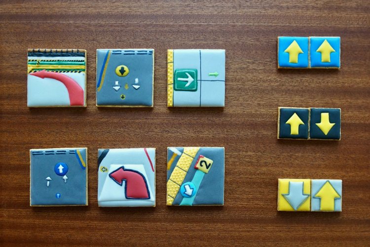 実際に見た矢印が忠実に再現されたアイシングクッキー。