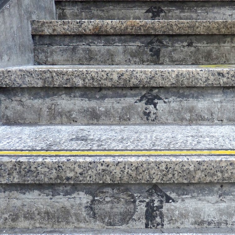 階段の段差でひっそり消えかかっている矢印。