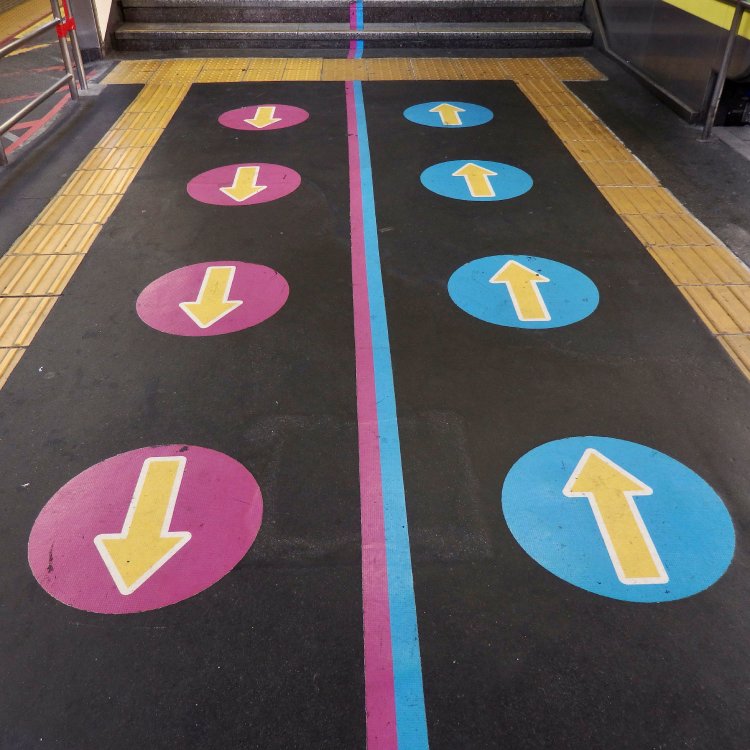 右側・左側で色が違うカラフル矢印。