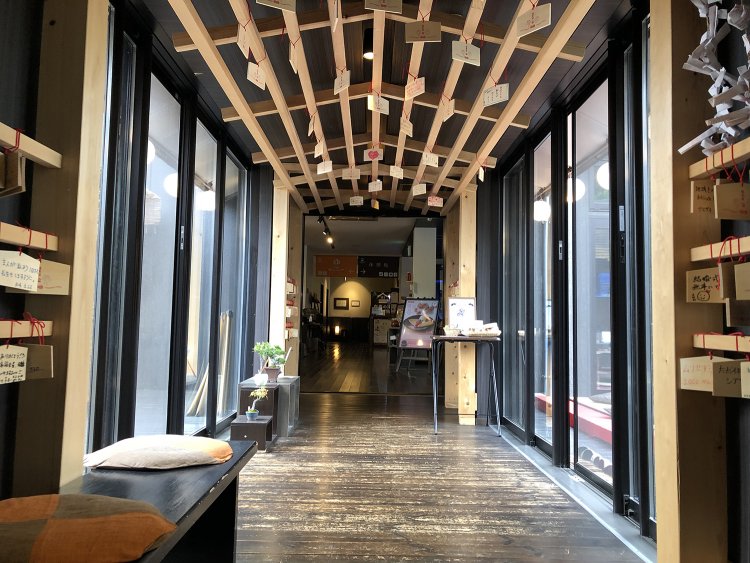 廊下には絵馬を結べるスポットがある。