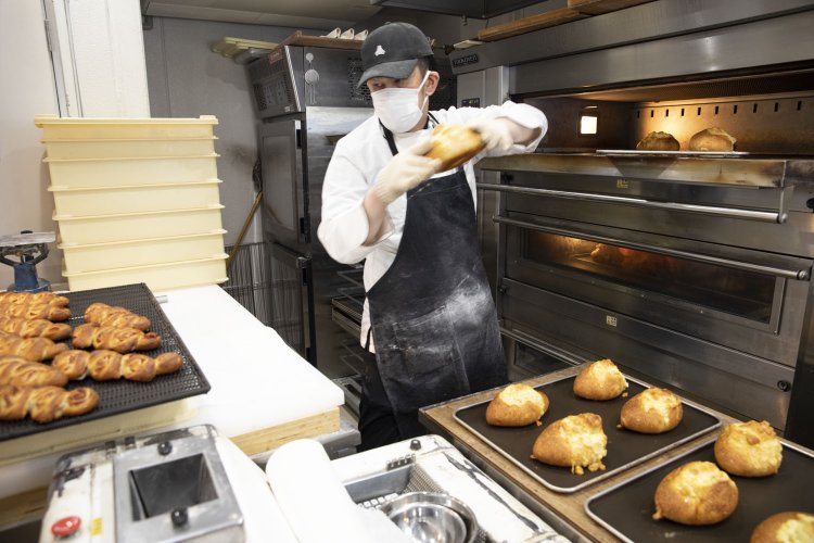 〈こだわり製法〉生地の長時間発酵と、海外仕込みの技。次から次へと焼きあがる。