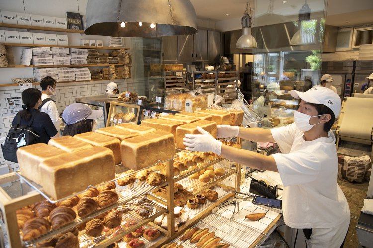 〈こだわり製法〉輸入食材の味に合わせ、粉と製法を創意工夫。塩パンだけで1日1000個売れる。