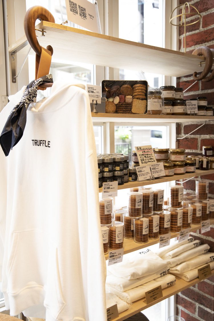 食材やTシャツなどの物販もあり。