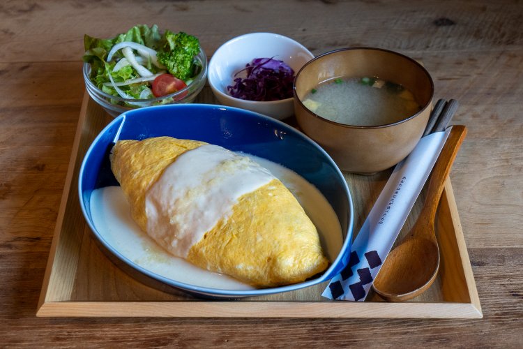 レモンクリームソースが爽やかなオムライス1100円。小さなデザートが付く。