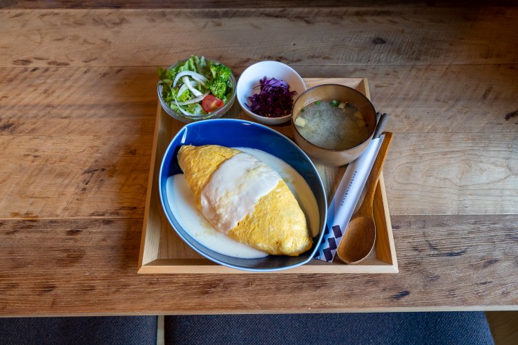 レモンクリームソースが爽やかなオムライス1100円。小さなデザートが付く。