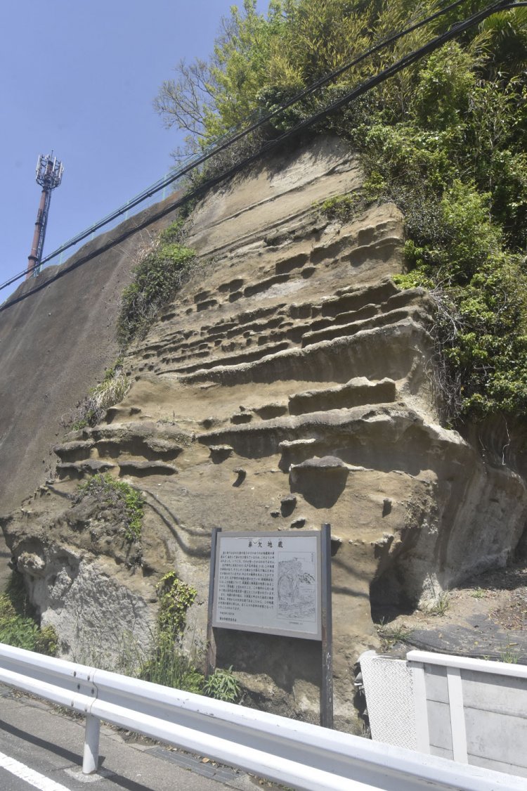 今は単なる岩肌にしか見えない磨崖仏の鼻欠地蔵。