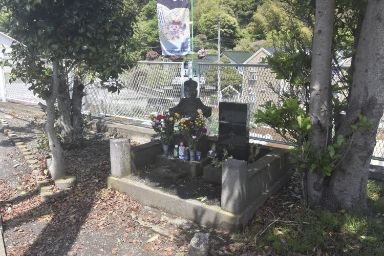 大河ドラマ人気で献花が絶えなくなった上総介塔。