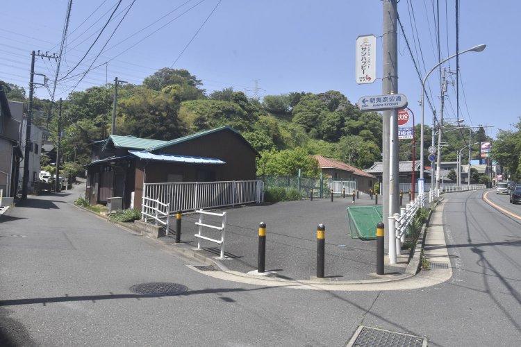 バス停の先にある朝夷奈切通しの入り口を示す案内板。