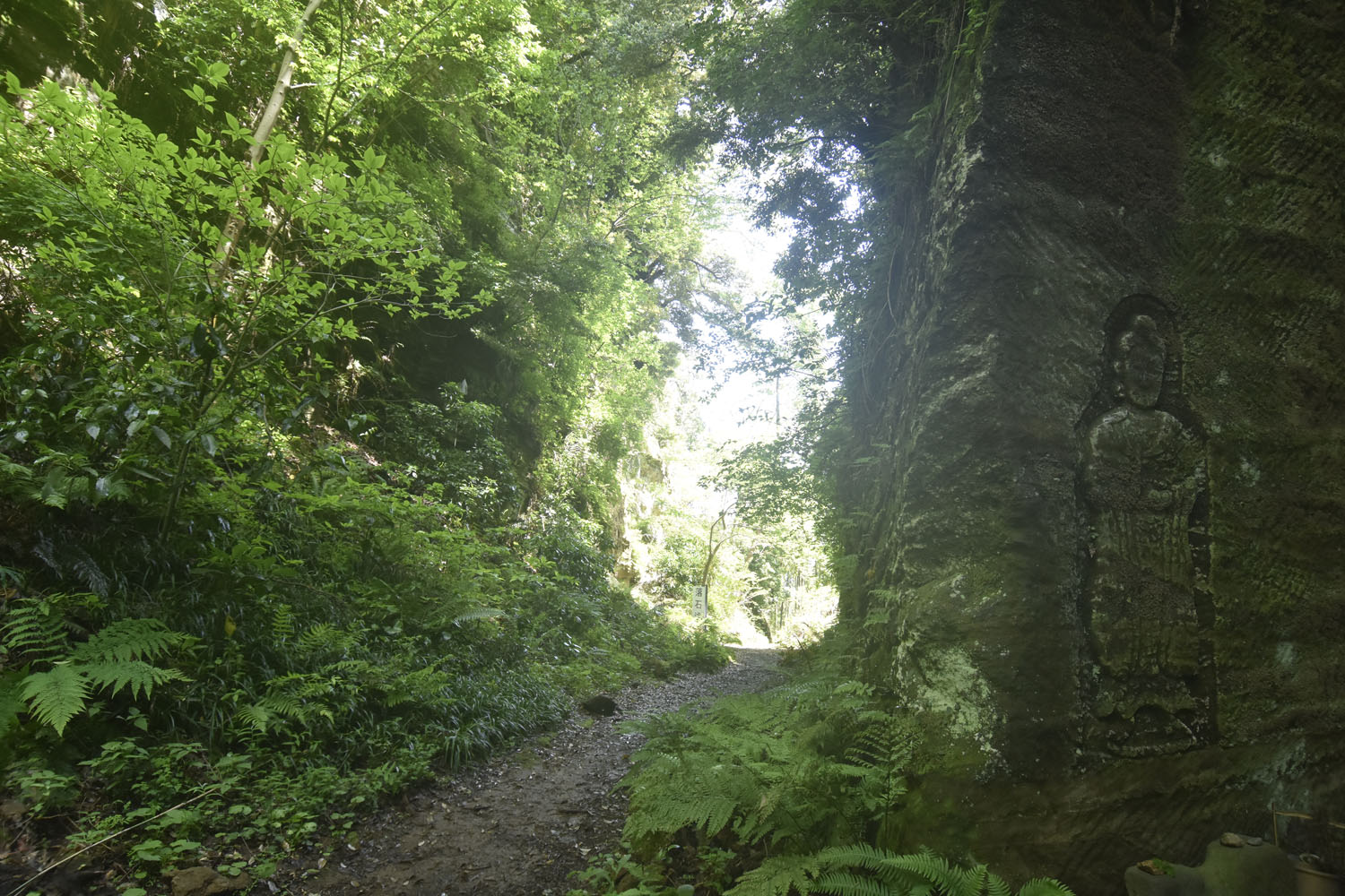 切通しの岩壁では磨崖仏が旅人を見守っている。