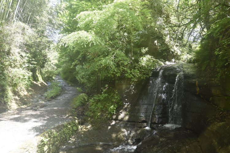朝夷奈切通しへ向かう山道の反対側の入り口。滝が目印。