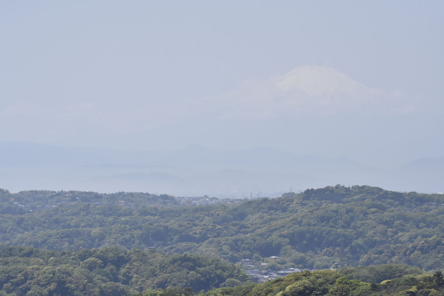 展望台から微かに見ることができた富士山。