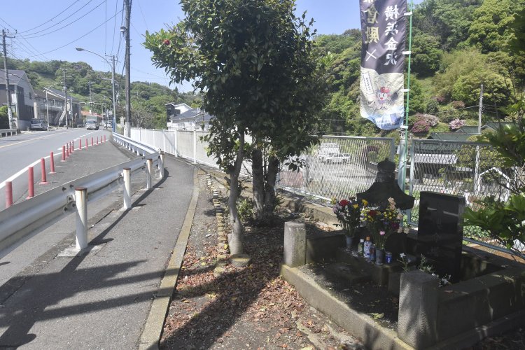 朝比奈バス停の近くにある上総介塔。