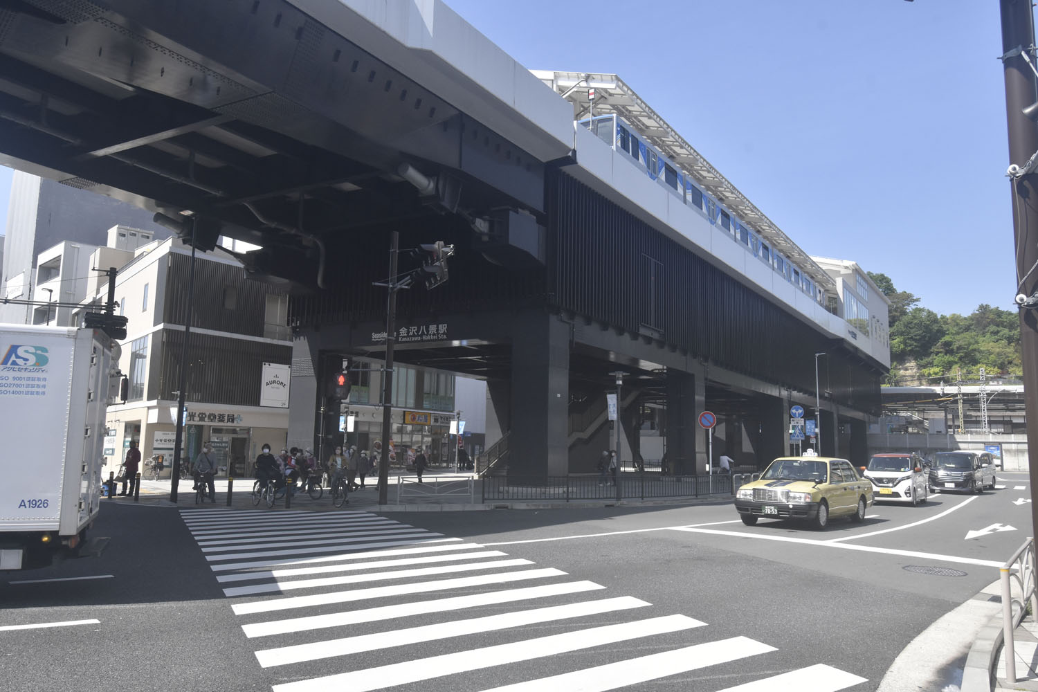 上はシーサイドラインの金沢八景駅。右奥は京急本線。
