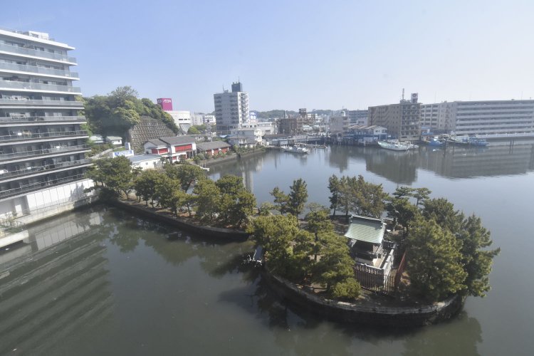シーサイドラインから俯瞰した琵琶島神社。