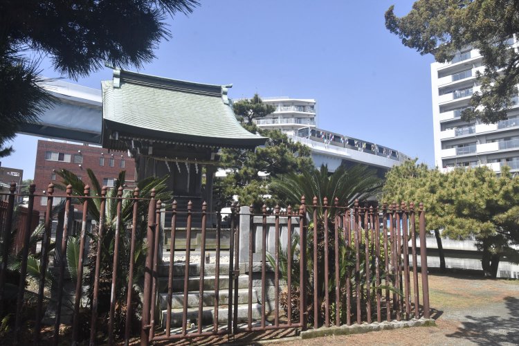 北条政子が勧請したと伝えられている。