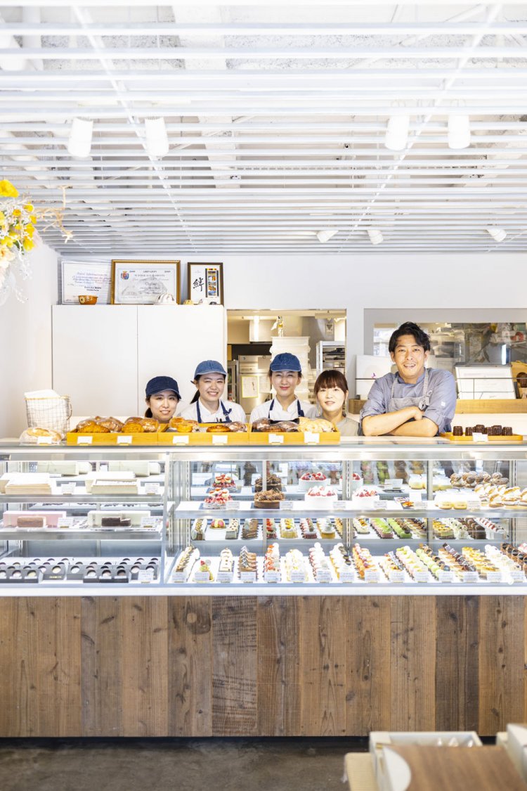 森さん（右）をはじめ、スタッフみんなの笑顔からあふれんばかりのケーキ愛が伝わる。