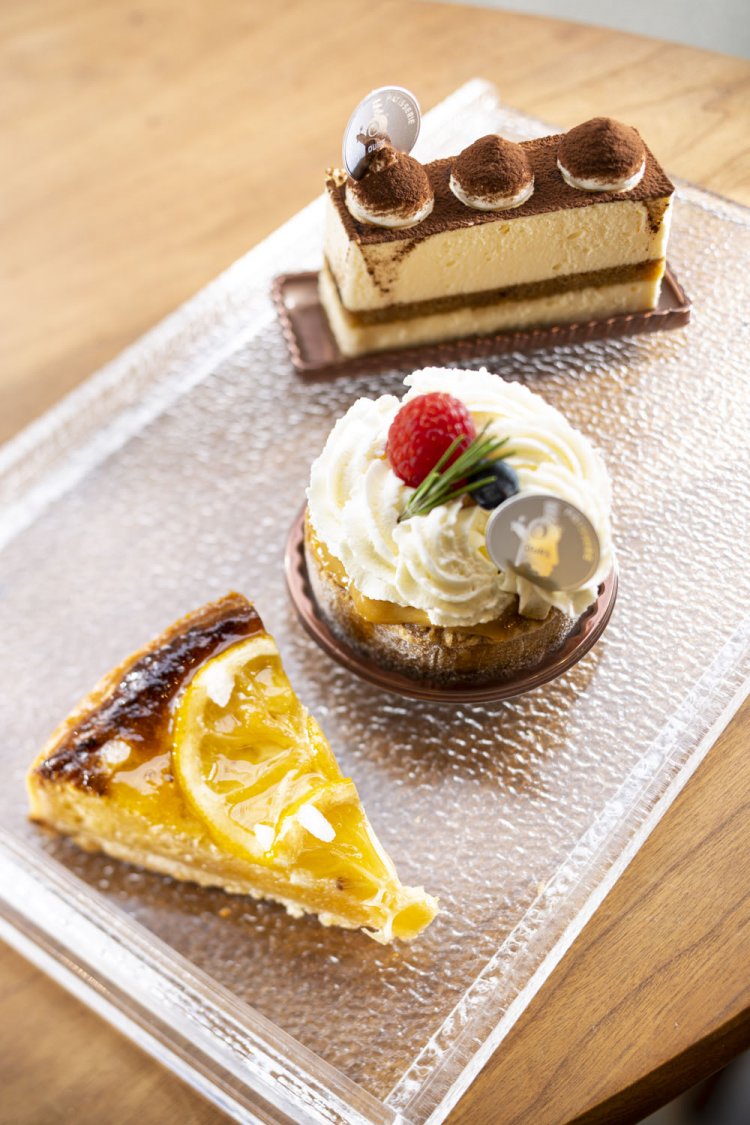 手前から、はちみつレモンのタルト460円（季節限定）、ジャージー牛の生乳で作るコクのあるクリームをのせたラルーテ470円、近隣の自家焙煎珈琲店の深煎りエスプレッソを使うティラミス480円。