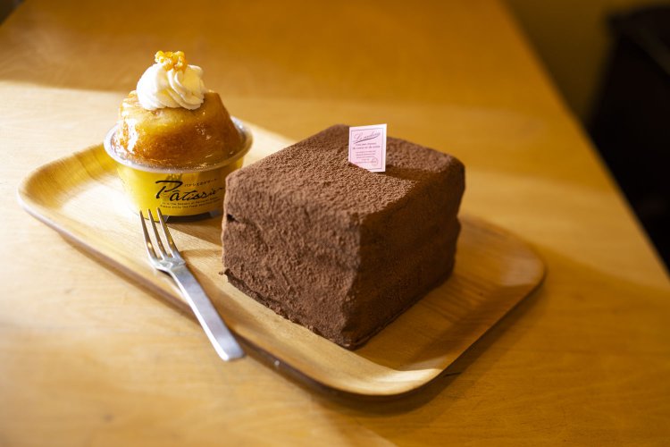 手前のショコラレンガ1500円は、プレーンとチョコレートのスポンジ、生クリーム、チョコクリームが層を成すミニタイプのホールケーキ。デュラム小麦で作る男のサバラン570円。