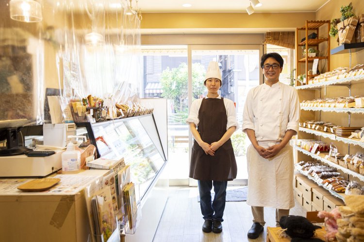 岩越さん（右）とスタッフ。