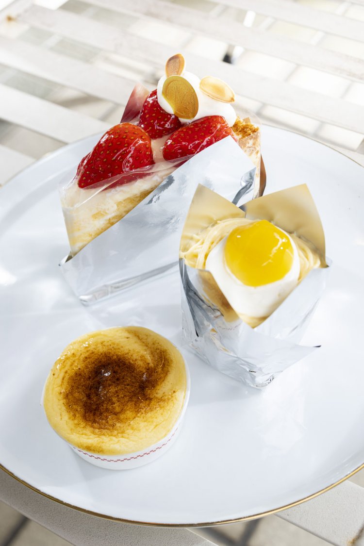 手前から、土俵を模した両国スフレ237円、キメの細かいマロンクリームとカスタードクリームが溶け合うモンブラン464円、マリーズ496円。