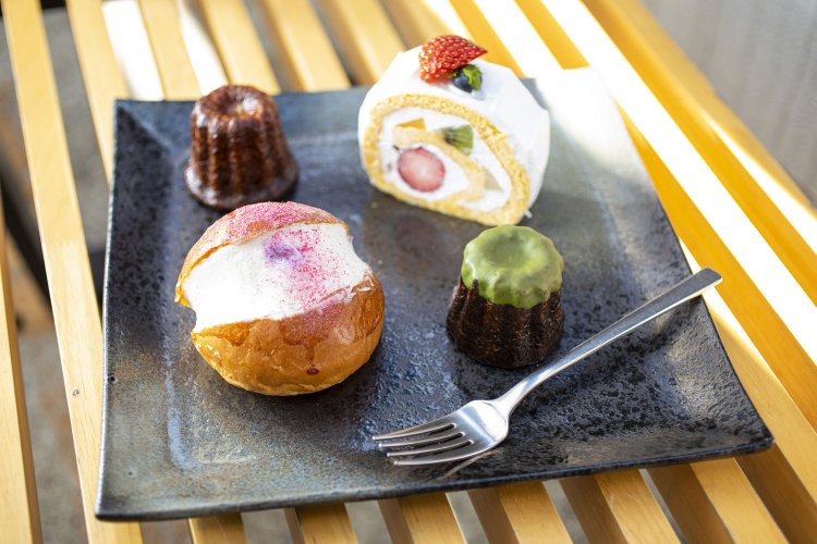 生クリームとヨーグルトクリームの異なる甘みがメリハリを生むフルーツロール400円（時期により取り扱い商品に変更あり）。白桃マリトッツォ450 円。カヌレ200円、抹茶カヌレ220円。