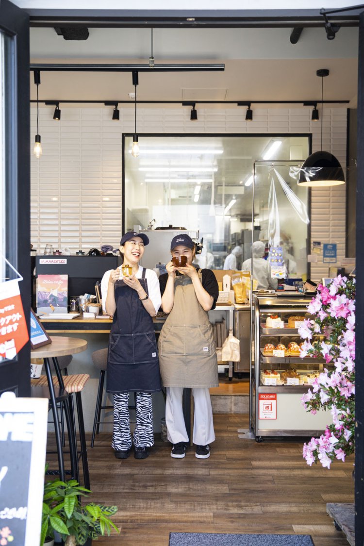 気さくな接客も魅力。店内から製造風景をのぞける。